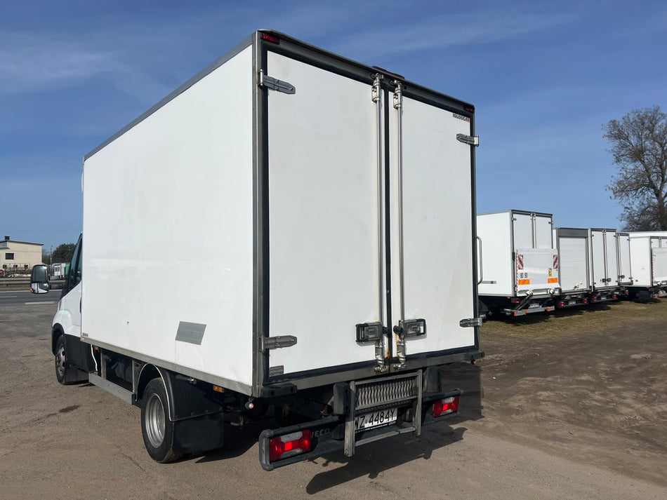 Iveco Daily 35C14 z zabudową izotermiczną firmy Lecapitaine (440)